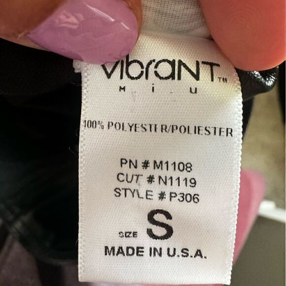 Vibrant Small Black Faux Leather Skirt - Picture 5 of 6